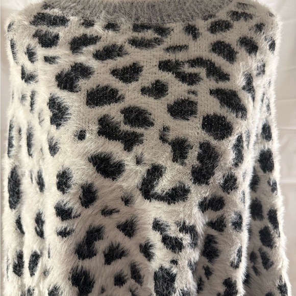 Andthewhy Black and White Spotted Oversized Sweater - Picture 2 of 6